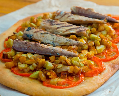 coca con filetes de caballa y verduras