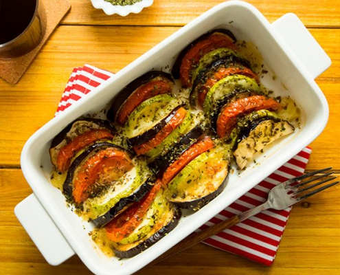 pastel de berenjenas, calabacines, tomates y ques