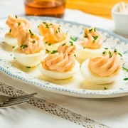 huevos rellenos de salmón con queso crema