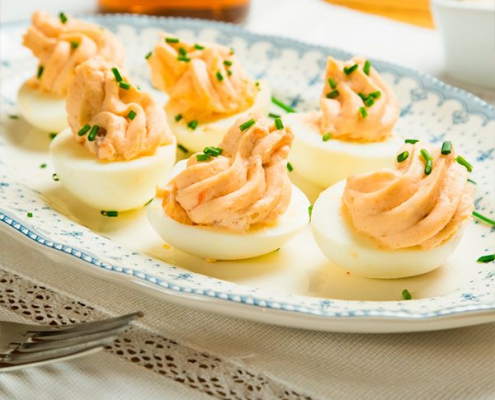 huevos rellenos de salmón con queso crema