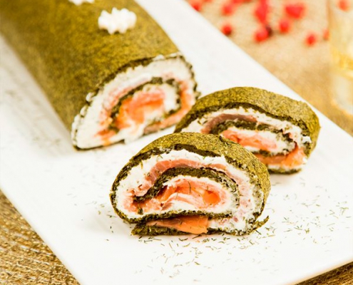 Rollo de espinacas y salmón