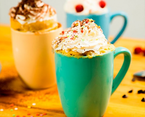 Mug cake de vainilla con chips de chocolate