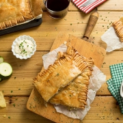 Empanada de pollo, calabacín y mayonesa