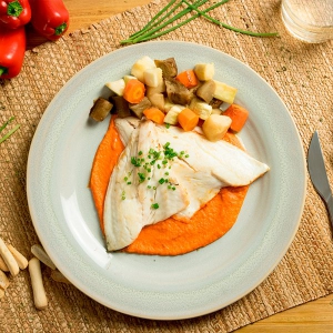 dorada a la plancha con verduras al horno