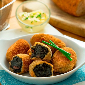 croquetas de chipirones en su tinta