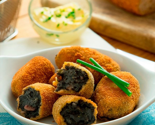 croquetas de chipirones en su tinta