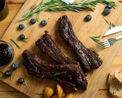 costillas de cerdo con salsa de arándanos