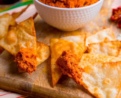 Tapenade de tomates secos y queso de cabra con nachos caseros