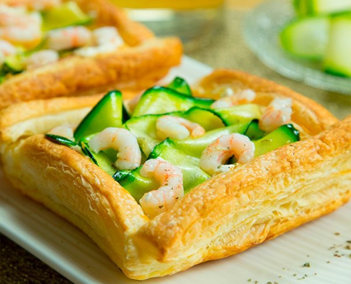 pastel de calabacín, queso y gambas