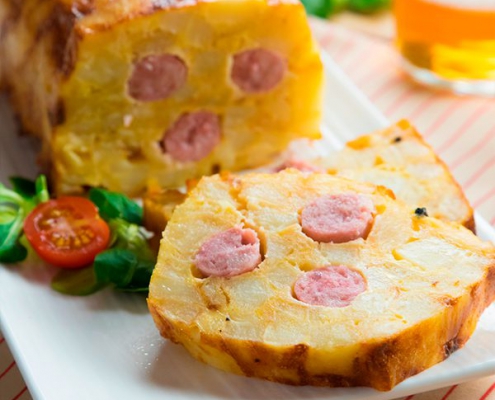 Pastel de tortilla al horno con salchichas