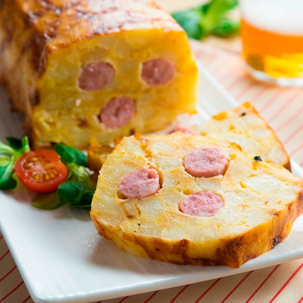 Pastel de tortilla y salchichas