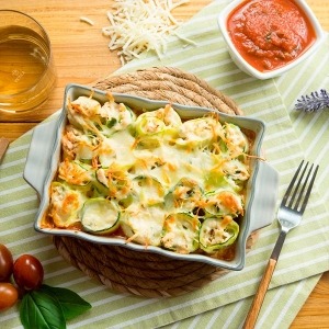 pastel de rollitos de calabacin con pollo alfredo