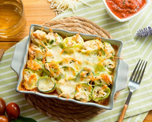 pastel de rollitos de calabacin con pollo alfredo