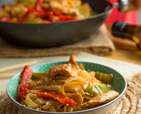 Pollo agridulce con noodles