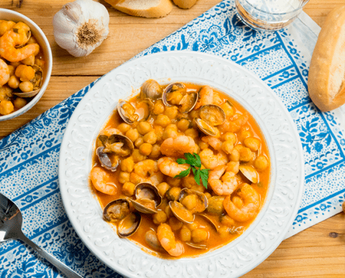 Garbanzos con almejas y langostinos