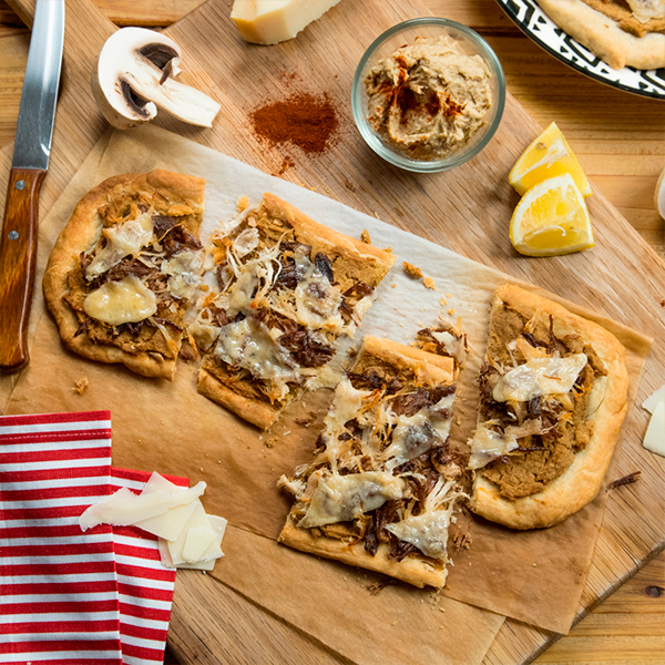 coca de hummus y carne del puchero