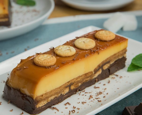 Tarta de flan, chocolate y galletas