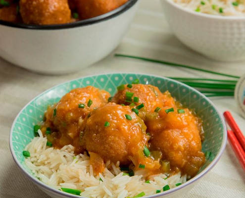 Albóndigas de pollo en salsa asiática