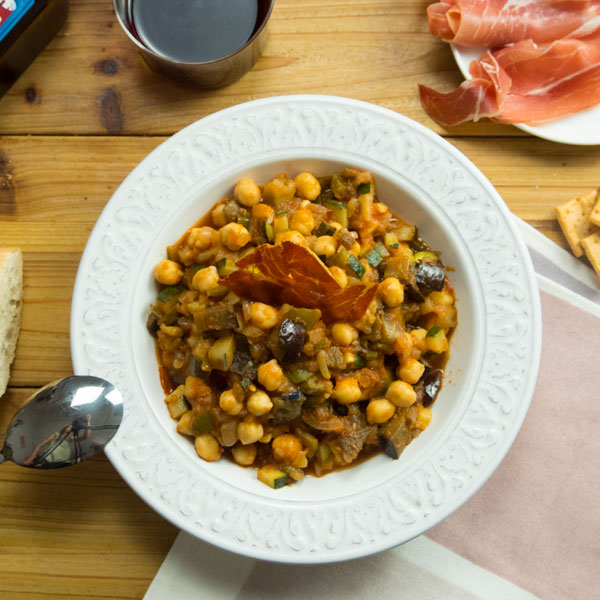 Garbanzos con pisto y crujiente de jamón