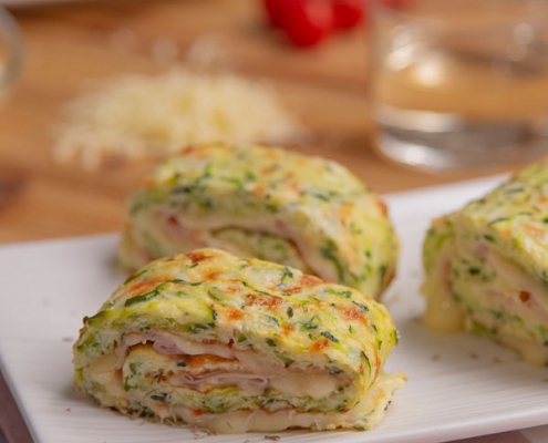 rollo de calabacín relleno de jamón y queso