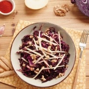 Ensalada de lombarda con manzana y nueces