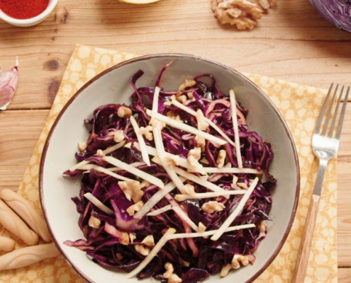 Ensalada de lombarda con manzana y nueces