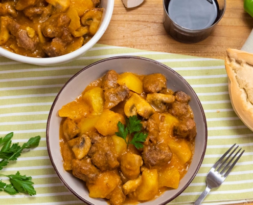 Guiso de carne con patatas y champiñones