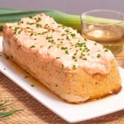 Pastel de merluza y dátiles con mayonesa de piquillos