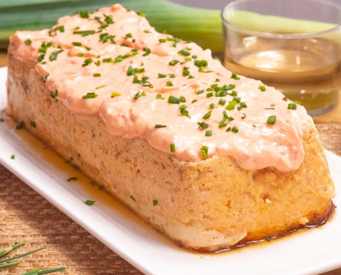 Pastel de merluza y dátiles con mayonesa de piquillos