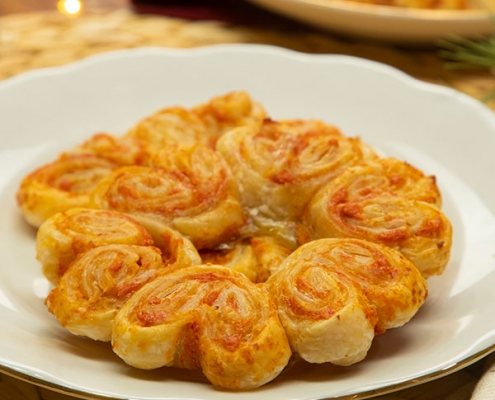 Palmeras en flor rellenas de pimiento, nueces y queso crema