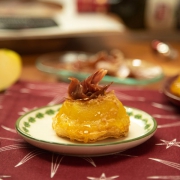 Tarta tatin de manzana con jamón ibérico y foie