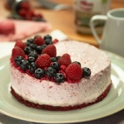 Tarta de mousse de yogur y frutos rojos