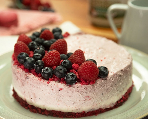 Tarta de mousse de yogur y frutos rojos