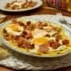 Patatas con huevos fritos, bacon, sobrasada y miel