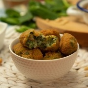 Croquetas de espinacas, bacalao y piñones