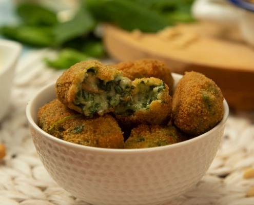 Croquetas de espinacas, bacalao y piñones