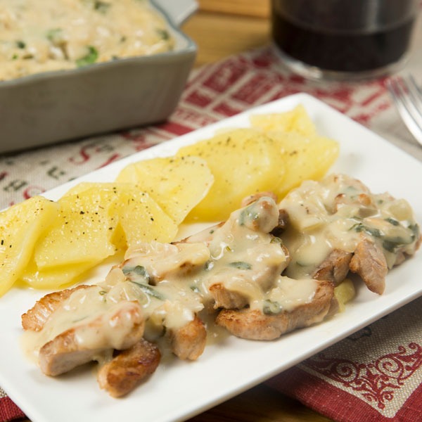 Solomillo en salsa de queso con patatas fritas