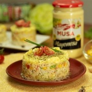 Ensalada de arroz con mayonesa y atún