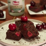 Tarta de chocolate y cerezas