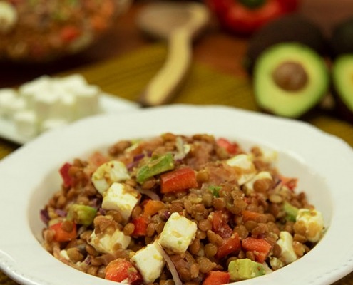 Ensalada de lentejas con salmón, aguacate y feta