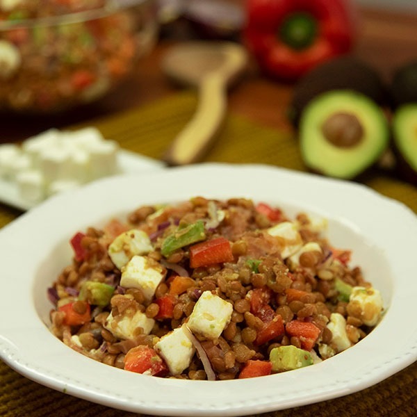 Ensalada de lentejas con salmón, aguacate y feta