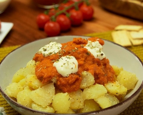 Patatas bravas con chorizo