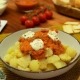 Patatas bravas con chorizo