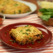 Rollo de patata relleno de crema de queso, espinacas y carne picada