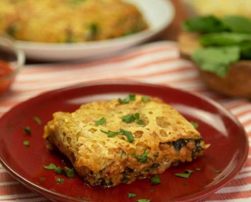 Rollo de patata relleno de crema de queso, espinacas y carne picada