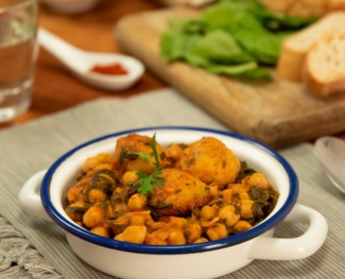 Garbanzos con albóndigas de bacalao