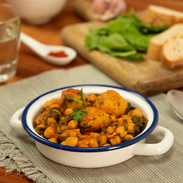 Garbanzos con albóndigas de bacalao