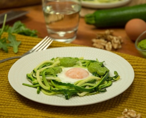 Nidos de calabacín con huevo y pesto