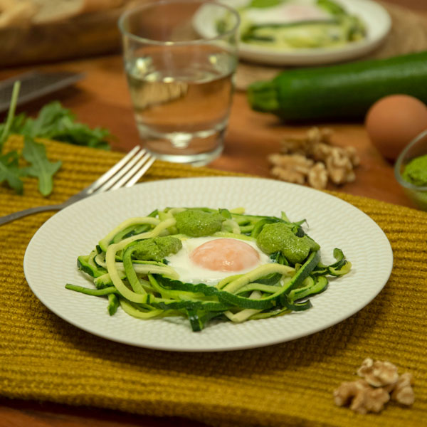 Nidos de calabacín con huevo y pesto