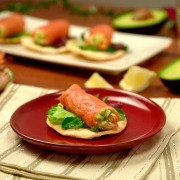 Tosta de salmón ahumado, langostinos y aguacate